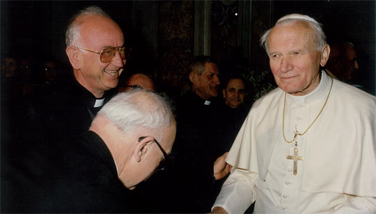 Padre Antonino Persico (a sinistra nella foto) con Papa Giovanni Paolo II