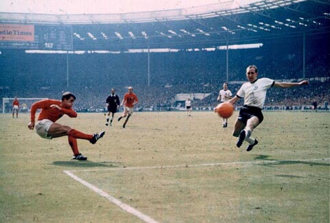 Geoff Hurst (a sinistra), in azione durante la finale mondiale del 30 luglio 1966