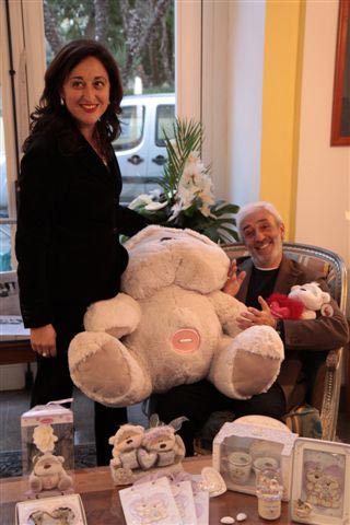 Carolina Ciampa e Patrizio Rispo in compagnia di Fizzy Moon, la mascotte di Idee Sposi